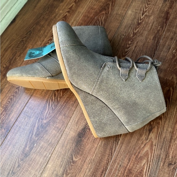 Toms Lace Up Taupe wedge genuine suede Boots. 10 W - Picture 2 of 6